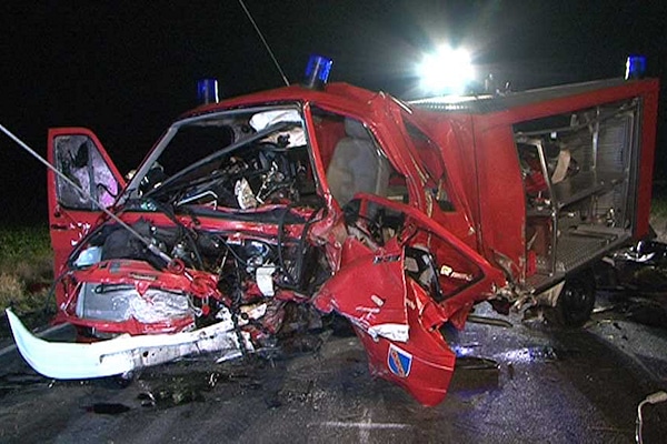 Tödlicher Unfall mit Feuerwehrfahrzeug der Feuerwehr Vechelde: zwei Menschen starben bei der Frontalkollision, darunter der Maschinist. Foto: Nonstopnews