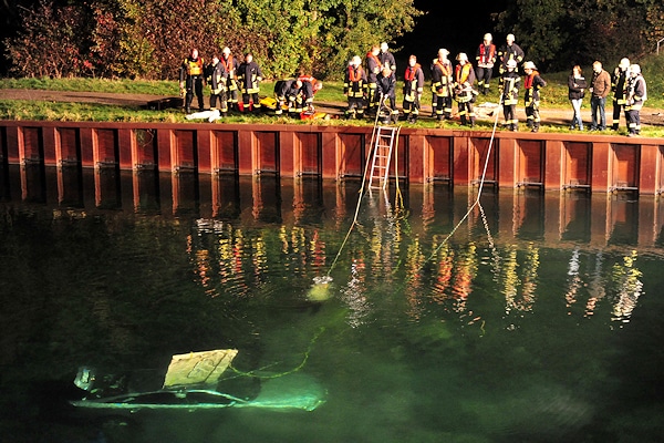 Pkw im Wasser: Die Feuerwehr rettet aus einem Auto im Dortmund-Ems-Kanal drei Menschen, ein Kind stirbt wenig später. Foto: Frank Bock
