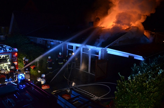 Brand in Mittelnkirchen: Die Feuerwehr löscht im Außenangriff. Foto: Polizei