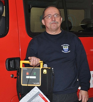 Rettungsassistent Fred Giera, Mitglied der Feuerwehr Hohnstorf, zeigt den lebensrettenden Defi. Foto: Schmidt/Feuerwehr
