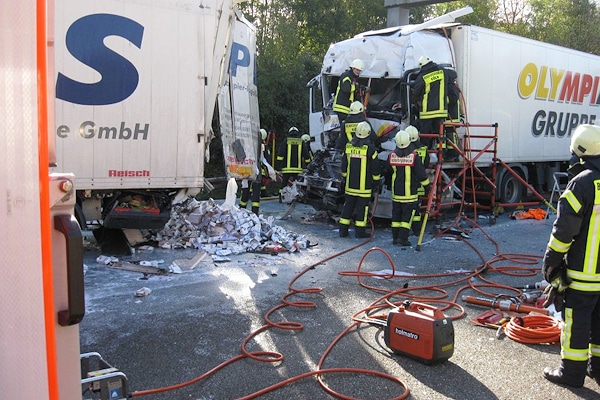 Unfall auf der A 1 bei Köln: die Feuerwehr befreit einen lebensgefährlich verletzten Lkw-Fahrer. Foto: BF Köln