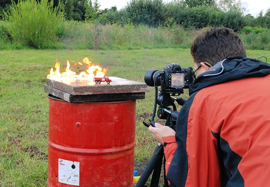 Mit Stativ und Fernauslöser: Outdoor-Aufnahme für den Titel des Blaulicht-Modell-Kalenders. Foto: Mathis Rüffer Titelaufnahme für den Blaulicht-Modell-Kalender mit Stativ und Fernauslöser. Foto: Mathis Rüffer
