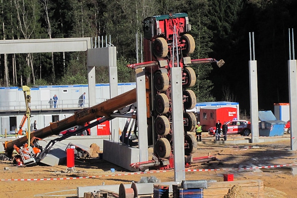 Kranunfall in Schwäbisch Gmünd: Das umgestürzte Baufahrzeug riss einen weiteren Kran und eine Arbeitsbühne nieder. Foto: Heino Schütte