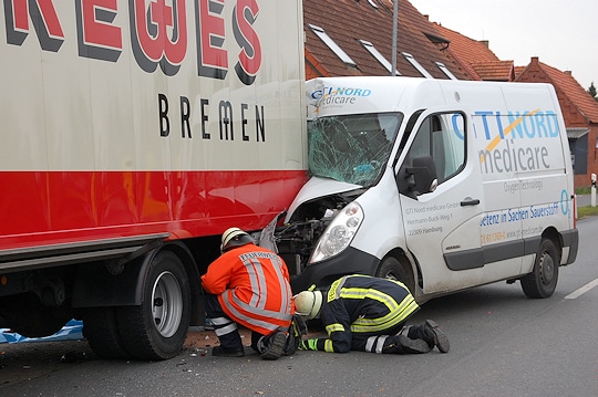Unfall in Thedinghausen: Feuerwehrleute begutachten den aufgefahrenen Sauerstoff-Transporter. Foto: Polizei