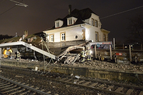 Zugunfall im Bahnhof Feuerbach: Die entgleisten Waggons rammten das Bahnhofsdach, das daraufhin teilweise einstürzte. Foto: 7aktuell.de/Eyb