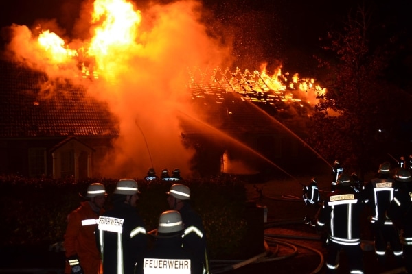 Ein zum Wohnhaus umgebautes Bauernhaus brennt im Kreis Stade. Rund 200 Einsatzkräfte kommen in der Brandnacht zum Einsatz: (Foto: Polizei) Ein zum Wohnhaus umgebautes Bauernhaus brennt im Kreis Stade. Rund 200 Einsatzkräfte kommen in der Brandnacht zum Einsatz: (Foto: Polizei)