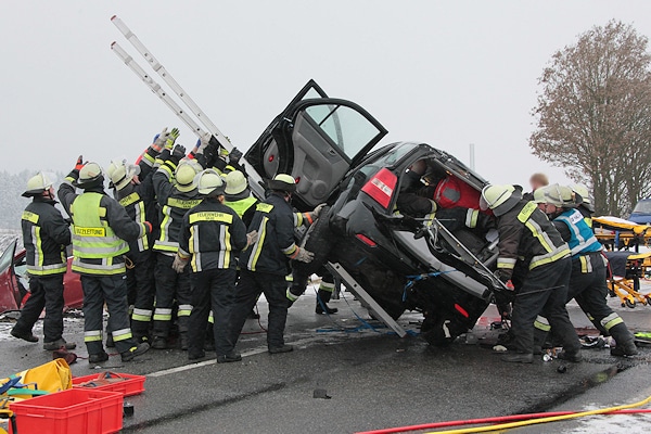 Unfall bei Haag: Zur Befreiung der Insassen wird ein auf die Seite gekippter SUV wieder auf die Räder gestellt. Foto: fib/Eß