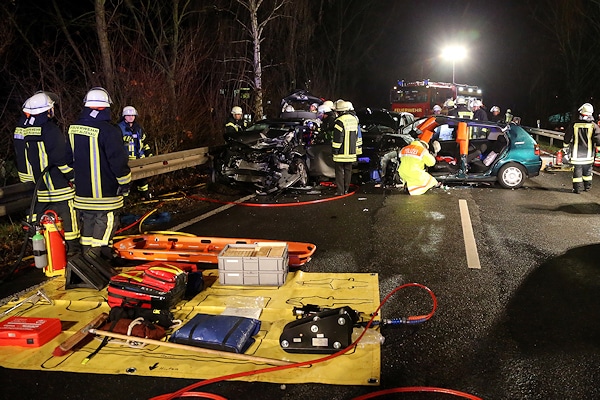 Unfall bei Alzenau: fünf Menschen erlitten bei einem Frontalzusammenstoß Verletzungen. Foto: Ralf Hettler