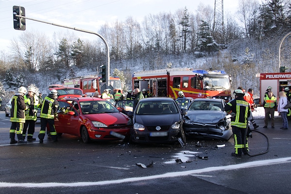 Unfall an der B 41: nach der Kollision stehen drei Pkw fast parallel nebeneinander. Foto: Christopher Benkert