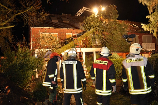 Orkan Andrea: eines der Unwetter, die im Jahr 2012 Deutschland beschäftigten, hier in Mölln (Schleswig-Holstein). Foto: Christian Nimtz