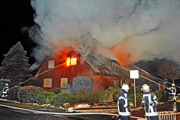 Feuer in Lohne: Der Dachstuhlbrand macht das Haus vorerst unbewohnbar. Foto: Stephan Konjer