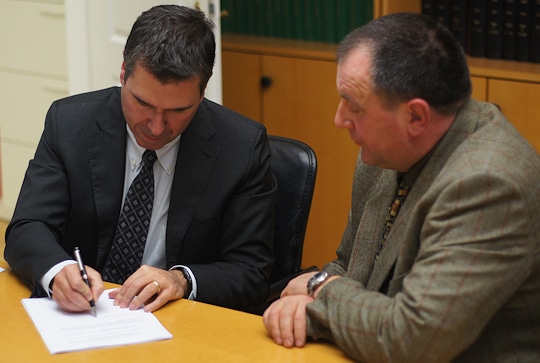 Management Buy Out für das Werk in Görlitz: Benedetti und Andreas Neu (v.l.n.r) bei der Vertragsunterzeichnung. Foto: Iveco Magirus