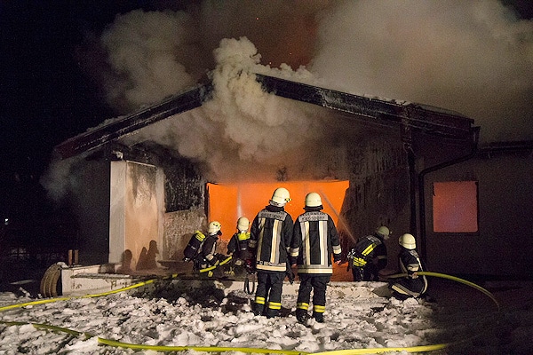 Brand in Inzell: Bei dem Feuer ensteht ein Schaden von rund 300.000 Euro. Foto: fib/LAM