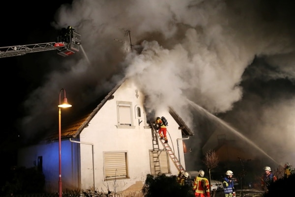 In einem Haus in Laufach wütet ein Großfeuer. Die Feuerwehr hat große Mühe den Brand zu löschen. Sie spricht von einer hohen Brandlast durch Abfall, der in dem Gebäude lagerte. (Foto: Ralf Hettler)