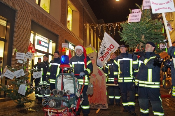 Wiesbadener Feuerwehrleute demonstrieren bei einem Protestmarsch unter anderem gegen das Urteil des Wiesbadener Verwaltungsgerichts. Demnach bekommen die Beamten nur einen Teil ihrer bereits geleisteten Überstunden vergütet. (Foto: wiesbaden112.de)