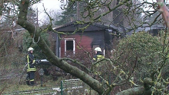 Beim Brand dieser Parzelle in Bremen starben am Donnerstag drei Menschen. Foto: Nonstopnews