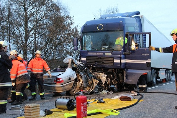 Unfall auf der B 12 bei Biessenhofen. Ein 41-jähriger Autofahrer starb. Foto: new-facts.eu