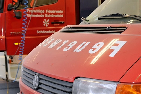 Löschpulver liegt auf den Einsatzfahrzeugen der FF Schönefeld. Einbrecher hatten im Feuerwehrhaus Löschpulver versprüht. Foto: Aireye