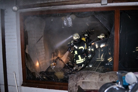 Brand in Buxtehude. Ein Atemschutztrupp führt Nachlöscharbeiten aus. Foto: Polizei
