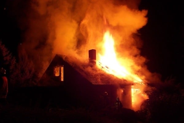 Vollbrand: Ein unbewohntes Haus brennt in Porta Westfalica vollständig aus. (Foto: Polizei) Brand-Porta-14-01-2013