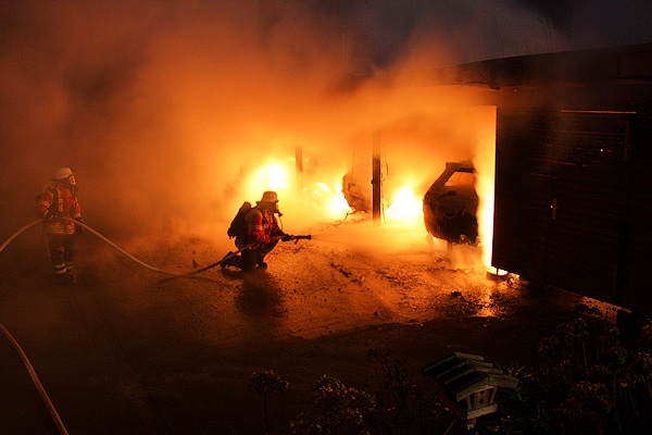 Brand in Fleestedt (Seevetal) bei Hamburg: ein Carport und drei Fahrzeuge gehen in Flammen auf. Foto: Köhlbrandt/Feuerwehr