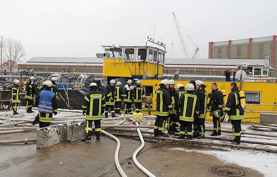 Schiffsbrand in Lauenburg: das Feuer an Bord des Tankschiffs konnte schnell gelöscht werden. Foto: Jann