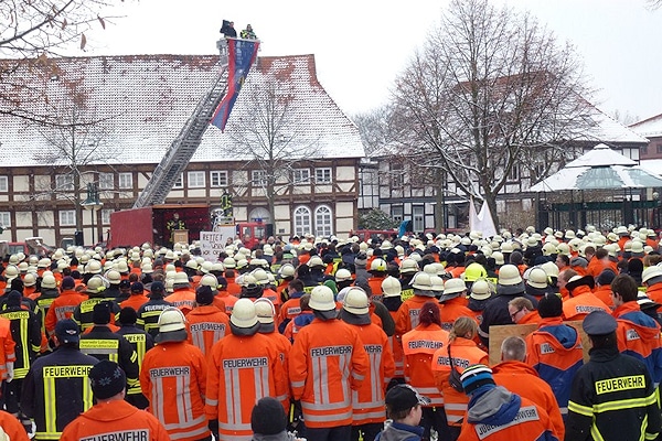 Einsatzkräfte demonstrieren in Northeim für den Erhalt ihrer Leitstelle im Landkreis. Foto: Roßtock/Feuerwehr