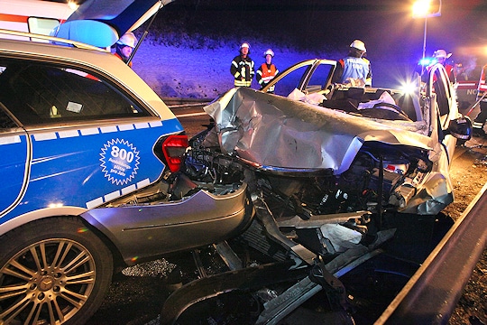 Schwerer Unfall auf der B 14 bei Fellbach. Ein Ford Focus ist gegen einen Streifenwagen gefahren, der eine Unfallstelle absicherte. Foto: Benjamin Beytekin