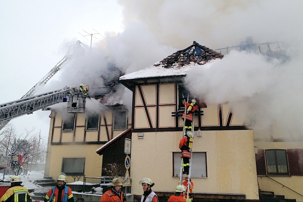 Brand in Deckenpfronn: Das Feuer zerstörte den Dachstuhl eines Gasthauses nahzu vollständig. Foto: 7aktuell.de