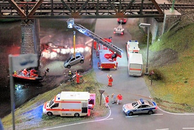 Zusammen mit der Feuerwehr bergen Einsatzkräfte der DLRG einen im Wasser unter einer Eisenbahnbrücke versunkenen Pkw. Foto: DLRG