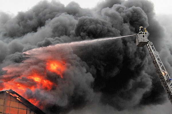 Brand in Brunstorf am 9. Januar. Eine nachgeforderte Drehleiter traf erst mit Verzögerung ein, weil der Disponent deren Alarmierung vergessen hatte. Foto: Timo Jann