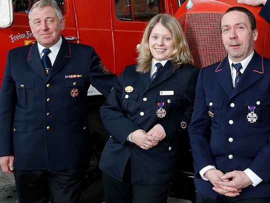 Geehrte mit dem Feuerwehr-Ehrenkreuz nach der Brandkatastrophe in Titisee-Neustadt: Alexander Widmaier, Ramona Benitz, Mathias Schönfeld (v.l.). Foto: DFV