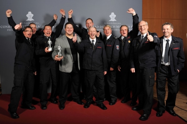 So sehen Sieger aus. Die Kameraden der Freiwilligen Feuerwehr Detmold bei der Preisverleihung mit Olympiasieger Matthias Steiner. (Foto: Iveco Magirus)