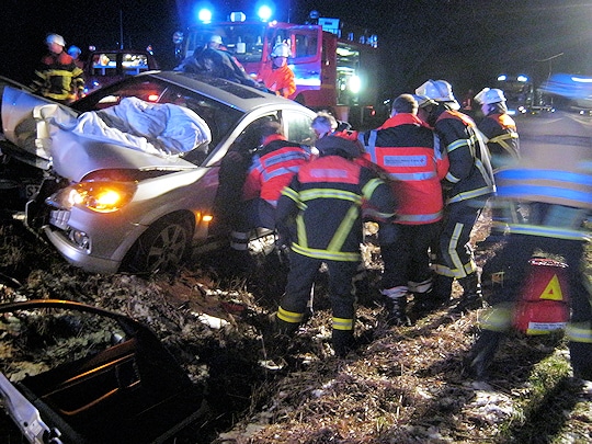 Unfall bei Jork: Die Feuerwehr Borstel befreit einen eingeklemmten Autofahrer. Foto: Polizei