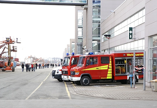 Archivfoto: Fahrzeuge der Werkfeuerwehr auf dem Gelände der Meyer-Werft in Papenburg. In der Werft ist am Dienstagnachmittag ein Brand ausgebrochen. Foto: Privat