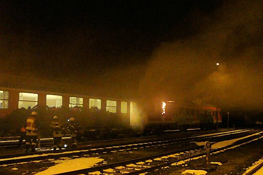 Brennender Zug im Bahnhof Flensburg: das Feuer in der Regionalbahn war am späten Montagabend entdeckt worden. Foto: Polizei