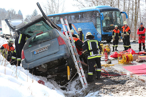 Rettungsmaßnahmen nach Unfall. Foto: new-facts.eu