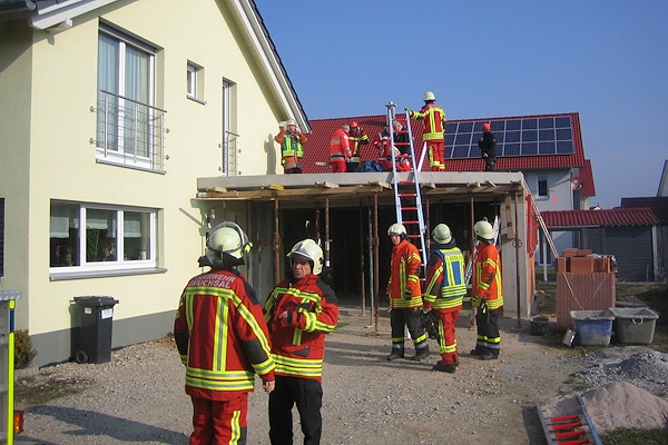 Unfall auf einer Baustelle in Bruchsal. Die Feuerwehr rettet einen verletzten Arbeiter. Foto: Czemmel/Feuerwehr