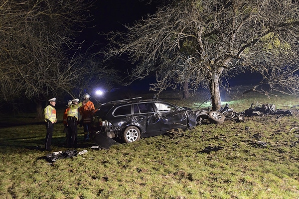 Tödlicher Unfall nahe Berglen (bei Winnenden). Einsatzkräfte inspizieren das Unfallwrack. Foto: 7aktuell.de/Eyb