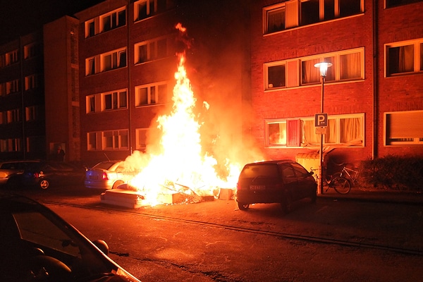 Brand in Düren: an der Marie-Juchacz-Straße steht Sperrmüll in Flammen. Foto: Polizei