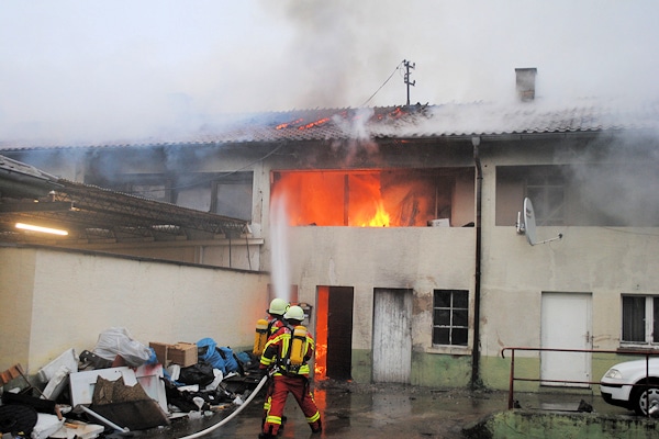 Brand in der Durlacher Straße in Bruchsal. Ein Zimmerbrand hat sich erheblich ausgebreitet. Foto: Czemmel/Feuerwehr