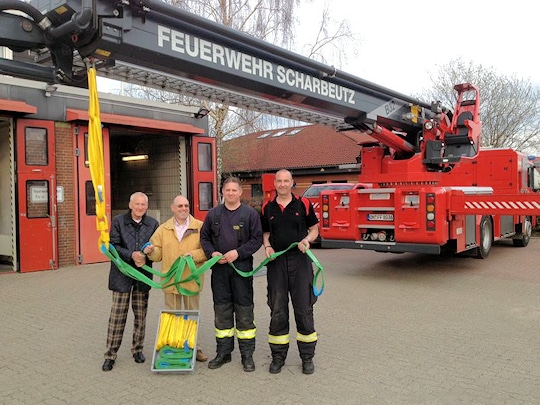 Spendenübergabe in Scharbeutz: der Dorfvorstand hat Kranzubehör für die Feuerwehr gestiftet. Foto: Feuerwehr