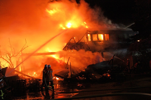 Brand in Todtglüsingen - ein Wohnhaus steht in Vollbrand. Foto: Köhlbrandt/Feuerwehr