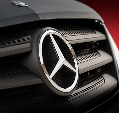 Im Stil der aktuellen Designlinie von Mercedes-Benz wurde unter anderem auch der Kühlergrill angepasst. Foto: Mercedes-Benz