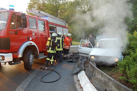 Schwelbrand nach Unfall. Foto: Feuerwehr Bardowick
