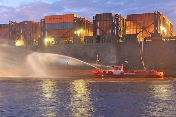 Großeinsatz im Hamburger Hafen: Jetzt wurde öffentlich, dass der unter Deck brennende Frachter Atlantic Cartier auch brisante Stoffe geladen hatte, von denen aber nach Feuerwehrangaben keine Gefahr ausging. Foto: Timo Jann