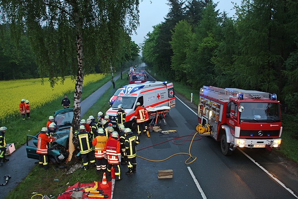 Frontal gegen Baum: Bei diesem Unfall nahe Garlstorf erlitt ein 46-Jähriger schwere Verletzungen. Foto: Matthias Köhlbrandt Frontal gegen Baum: Bei diesem Unfall nahe Garlstorf erlitt ein 46-Jähriger schwere Verletzungen. Foto: Matthias Köhlbrandt