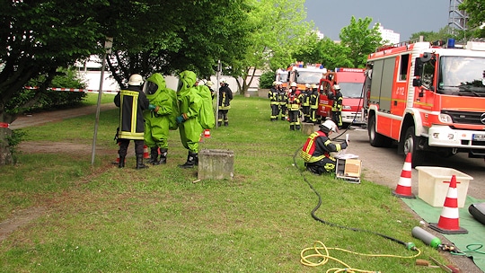 Chlorgas tritt im Römerbad in Bonn aus. Ein CSA-Trupp geht vor. Foto: Feuerwehr Bonn