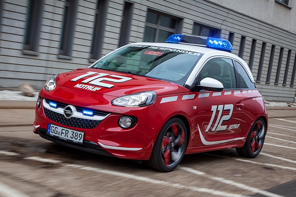 Opel Adam in Feuerwehr-Version, ausgestattet mit Sondersignal-Balken sowie Fronblitzern. Foto: Opel
