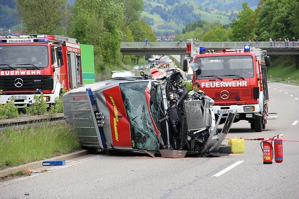 Tödlicher Geisterfahrer-Unfall auf der B 19: ein Pkw war frontal gegen ein Mehrzweckfahrzeug der Feuerwehr geprallt. Pöppel/new-facts.eu